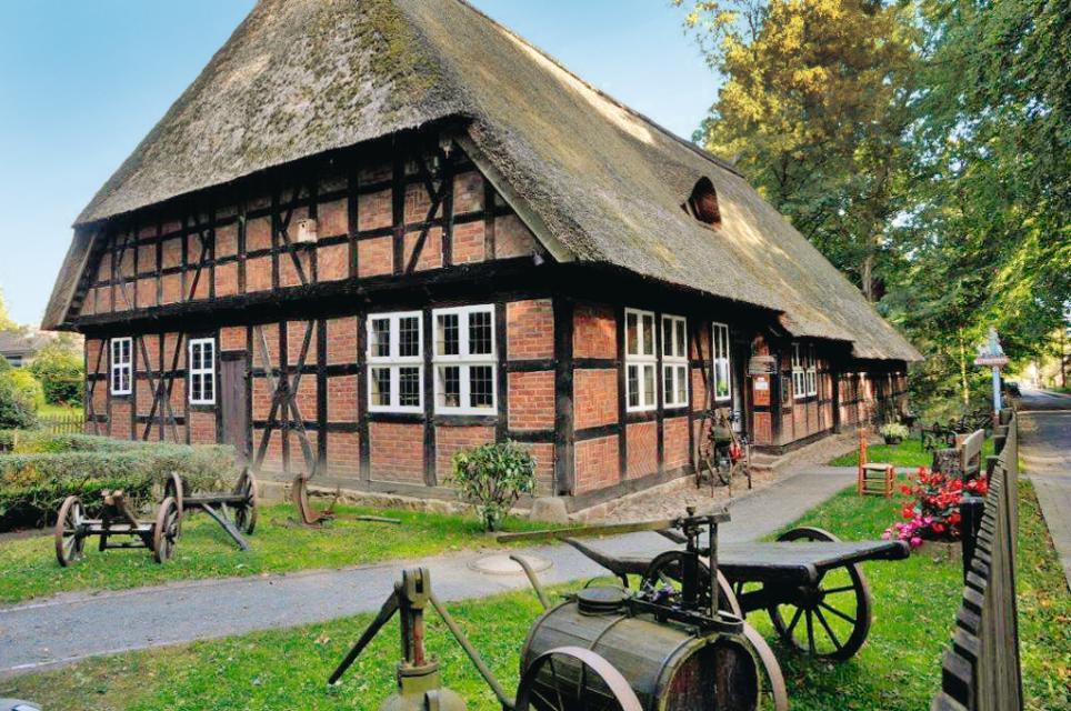 Located on the edge of Eckernworth you will find a group of old farmhouses. Eckernworth is the municipal forest of Walsrode and was already mentioned in the 16th century. 