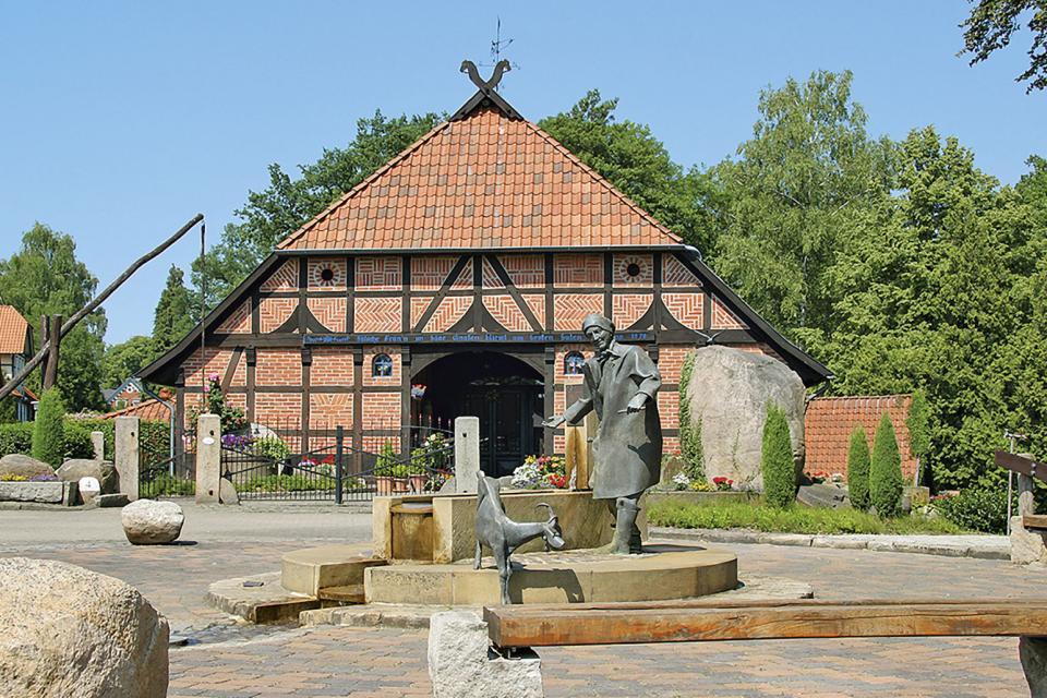 Auf dem Dorfmarker Marktplatz wurde 2001 ein Denkmal für 