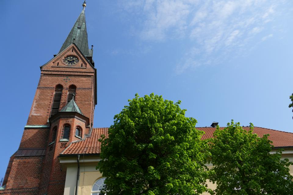 Die klassizistische Kirche St. Dionysius erhebt sich ortsbildprägend und weithin sichtbar auf einer Anhöhe im Stadtkern Bad Fallingbostels.
