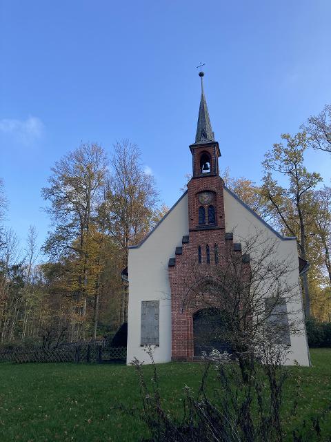 The chapel belongs to the Wense Estate in a picturesque setting between Dorfmark and Soltau. 