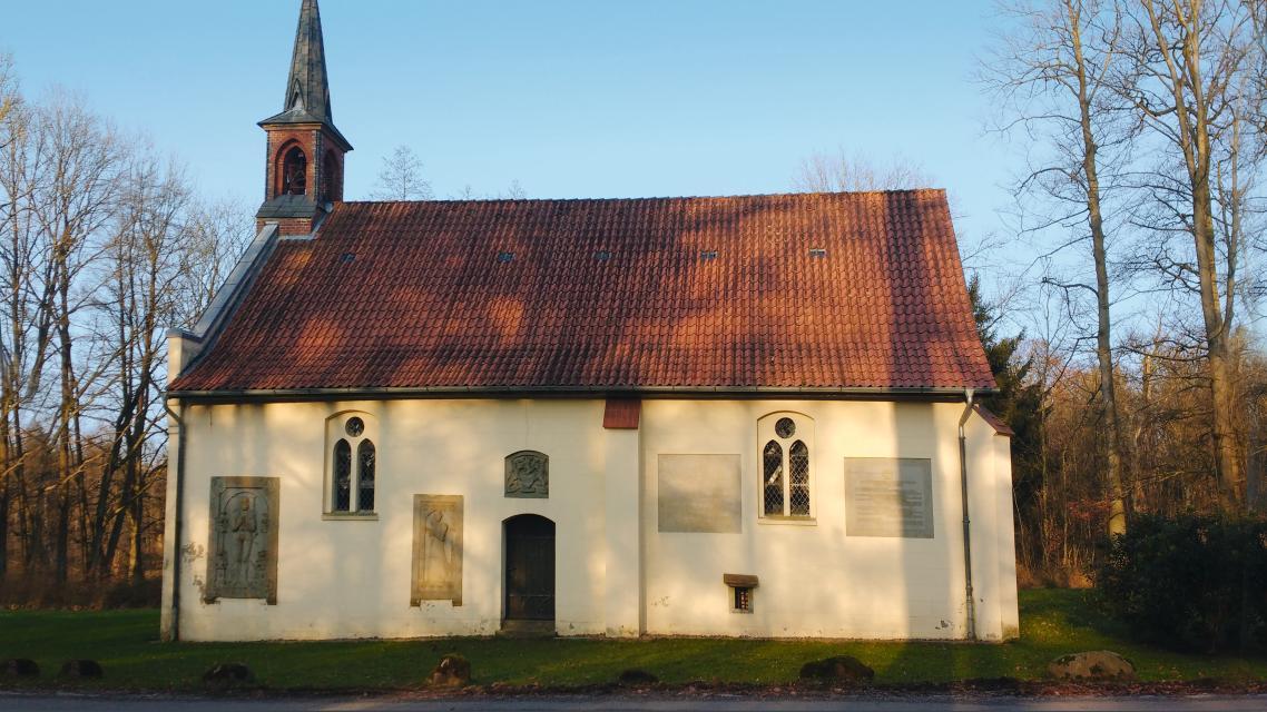 The chapel belongs to the Wense Estate in a picturesque setting between Dorfmark and Soltau. 