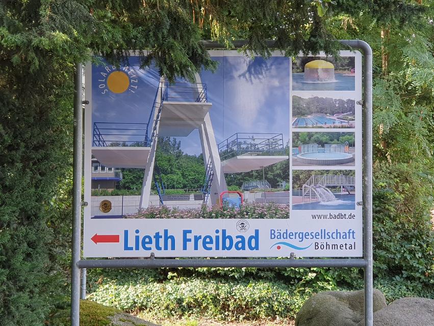 Das solarbeheizte Lieth-Freibad liegt im Böhmetal am Rand eines beeindruckenden Buchenwaldes.