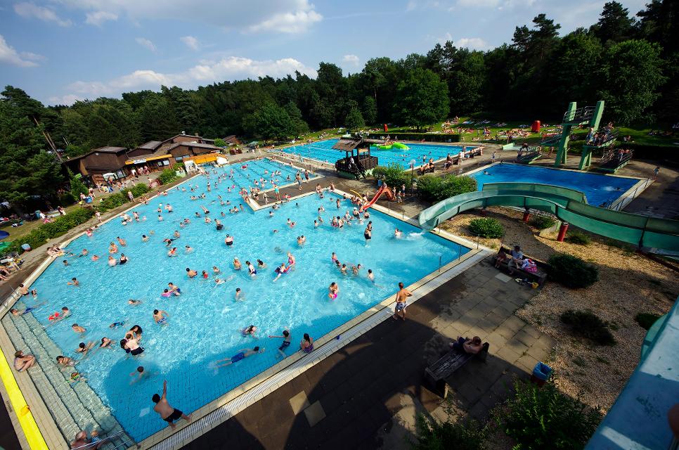 Idyllisch in einem Laub- und Mischwald gelegen bietet das beheizte Bad auf über 40.000 qm Schwimmer-, Nichtschwimmerbereich und Kleinkindbereich.