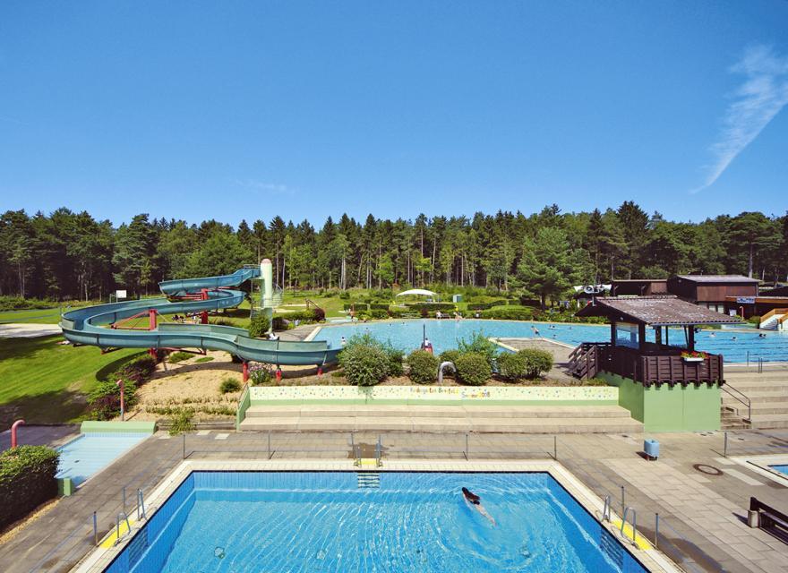 Idyllisch in einem Laub- und Mischwald gelegen bietet das beheizte Bad auf über 40.000 qm Schwimmer-, Nichtschwimmerbereich und Kleinkindbereich.