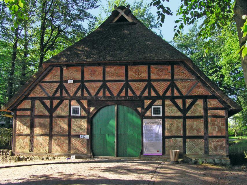 The Heath Museum in Wilsede is one of the oldest farmhouses in the Nature Reserve Lüneburger Heide and conveys a really close experience of how the Heath farmers lived and worked around the year 1850. 