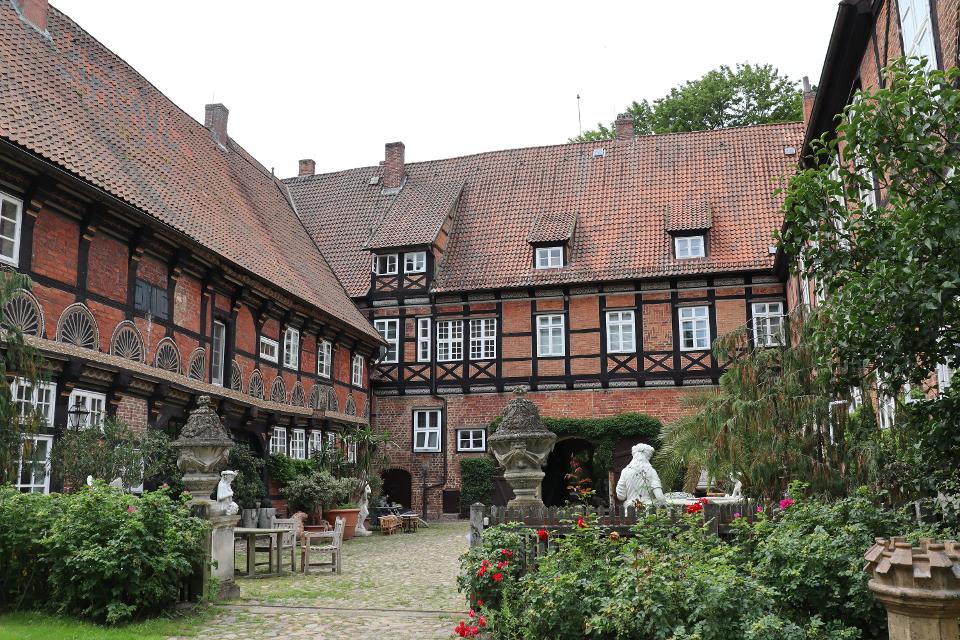 Das romantische Welfen-Schloss aus der Zeit der Renaissance und des Barock wurde in den Jahren 1579 bis 1698 erbaut.
