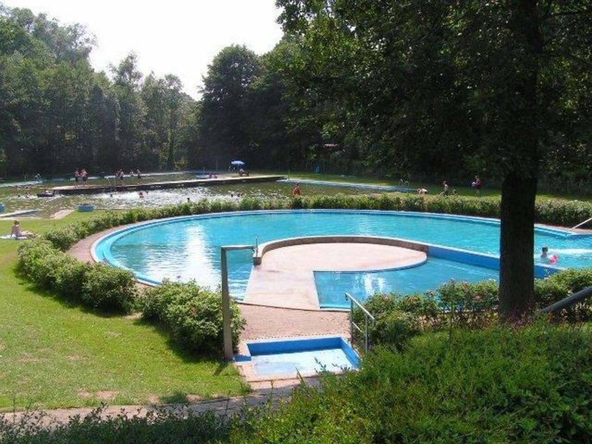Das Freibad in Neuenkirchen ist das „Naturbad im Hahnenbachtal“.