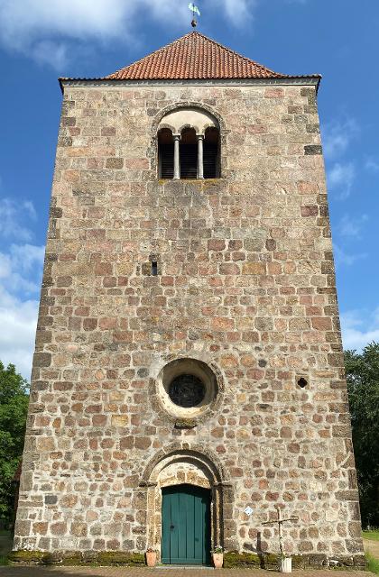 One of the region‘s oldest churches whose huge, grey fieldstone tower is visible from afar. It is really worthwhile visiting this very old church and its treasures. 