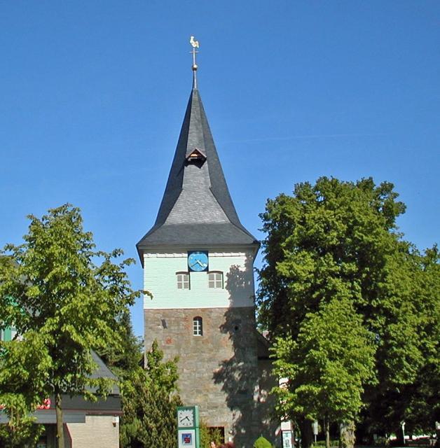 Der annähernd quadratische, spätgotische Kirchturm der noch aus der mittelalterlichen Blütezeit von Archidiakonat und Kirche stammt, ist das ältestes Bauwerk in Ahlden.