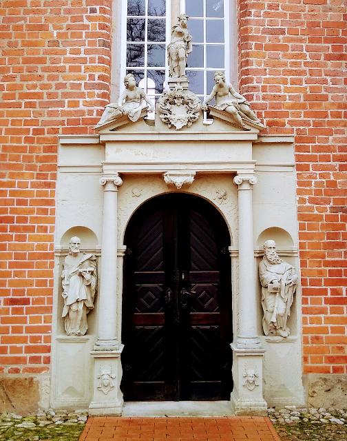 The Lutheran church in Stellichte is a rare and well-preserved example of an estate chapel, homogenous in architecture and decor, from the early 17th century. It was built from 1608 – 1610 on behalf of the Behr family. 