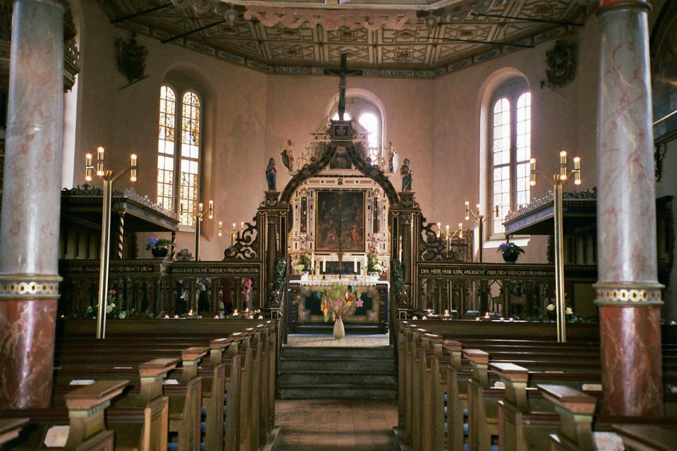 Die evangelische Kirche in Stellichte ist ein seltenes, gut erhaltenes Beispiel einer in Architektur und Ausstattung einheitlichen Gutskapelle aus dem frühen 17. Jahrhundert, erbaut 1608 - 1610 im Auftrage der Familie Behr.