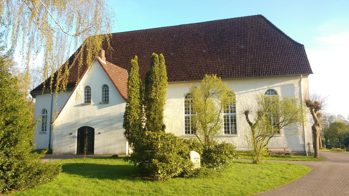 Das Kirchspiel Düshorn wird 1021 erstmals urkundlich erwähnt. Auf einen umfassenden Umbau im Jahre 1720 geht das heutige Erscheinungsbild zurück. Der hölzerne Turm wurde 1827, drei Jahre nach einem verheerenden Brand, mit Sicherheitsabstand zur Kirche errichtet.