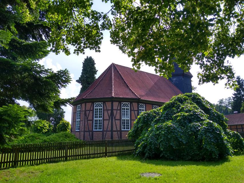 Stimmungsvoll auf einer Anhöhe des alten Kirchhofs im Dorf gelegen, empfängt die kleine Fachwerkkirche ihren Besucher.