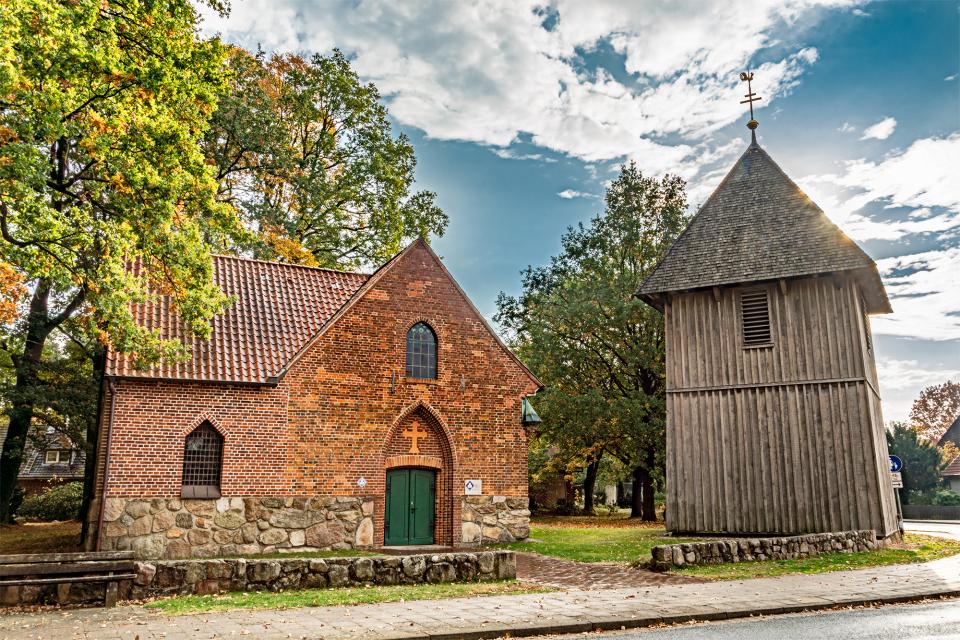 Die alte Heidekirche, beschaulich inmitten des Dorfes gelegen, ist ein einschiffiger, gotischer Backsteinbau, der urkundlich 1396 erstmalig erwähnt wird.