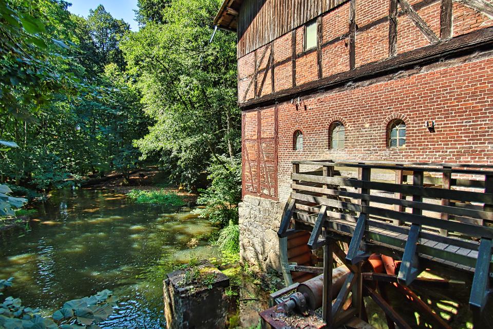 Bei einer Führung durch die aus dem 13. Jahrhundert stammende Wassermühle in Lünzen erfahren Sie Wissenswertes und Interessantes über die verschiedenen Epochen von Mahlgeräten und Förderanlagen der Mühle.