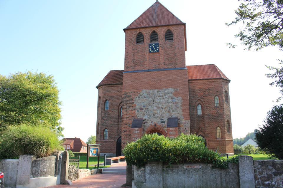 St. Michaelis KircheEin schlichter Bau aus dem umfassenden Werk von C. W. Hase ist die St. Michaeliskirche in Kirchboitzen, deren Vorgängerbauten sich bis auf das Jahr 1226 zurückverfolgen lassen.