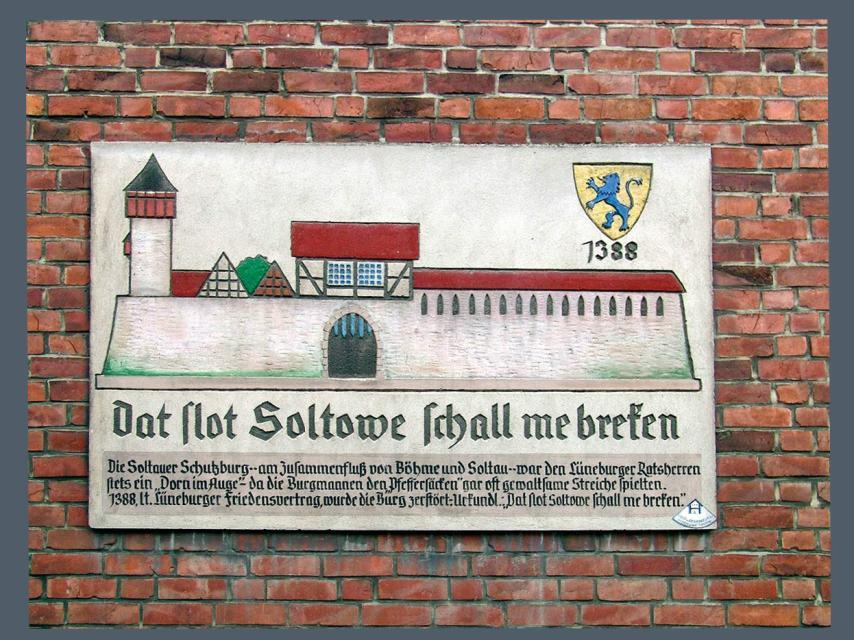 Zwischen den Flüssen Soltau und Böhme entstand 1380 eine Burg für die Herzöge von Lüneburg und Celle. Da die Zeiten gegen Ende des 14. Jahrhunderts sehr unruhig waren, drängten die Soltauer auf Schutz und siedelten sich im Bereich der schützenden Herzogsburg an. Diese von dem Stadtgraben, der ...