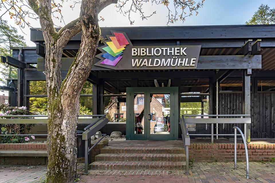 Die Bibliothek Waldmühle ist eine Stadtbibliothek in Soltau, Niedersachsen. Sie ist die größte Bibliothek des Landkreises Heidekreis und Teil des Gemeinsamen Bibliotheksverbund.
                 title=