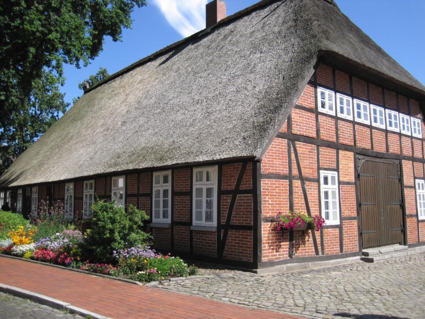 Die Heimathausanlage Ollershof, Kirchgarten 2 in Munster bildet zusammen mit der St. Urbani Kirche, der Wassermühle und den Einrichtungen der Stadtbücherei das historische und kulturelle Zentrum von Munster. Zum Ollershof gehören auch die Wagenremise, das Backhaus, der Treppenspeicher und die Schweinehäuser.