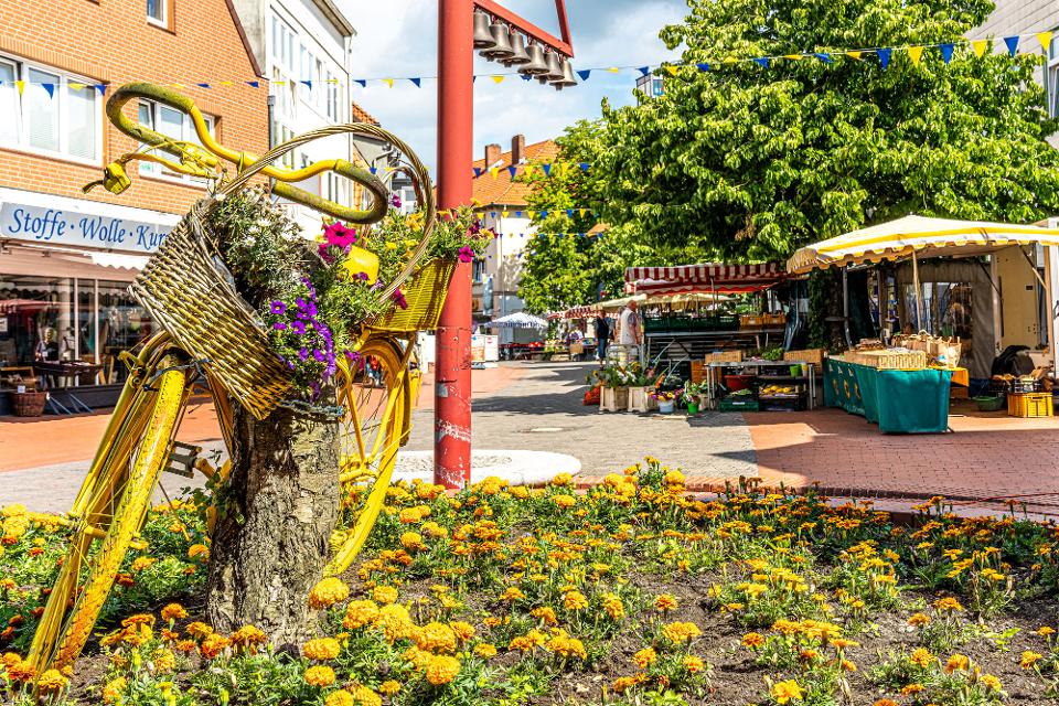 Mittwochs und samstags in der Zeit von 7.00 bis 13.00 Uhr ist die Soltauer Innenstadt Schauplatz von vielen bunten Ständen, wie Obst und Gemüse, Blumen, Fleisch- und Wurstwaren, Käse, Fisch und vieles mehr. Ein beliebter Treffpunkt zum Klönen und Bummeln.