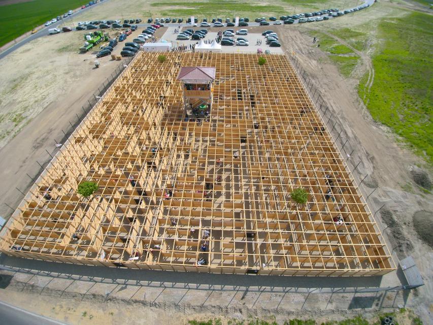 The labyrinth or – strictly speaking – the maze covers 2800 m² and is constructed of a wooden connection system that can be rearranged at any time. 
                 title=