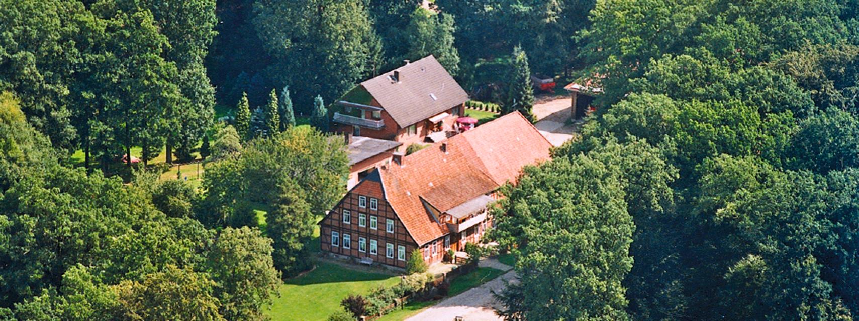 Im Zentrum der Südheide liegt das idyllische Bommelsen. Unser erstmals 835 urkundlich erwähnter Meyernhof – ein Vollerwerbshof – ist arrondiert gelegen mit weitläufigem Waldbestand.Ausstattung:Insgesamt steht 1 geschmackvoll und komfortabel eingerichtete Ferienwohnung, ca. 90 qm, für 4...