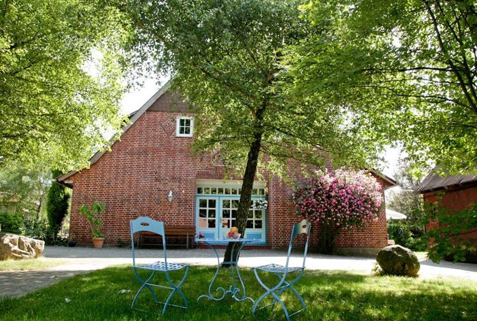 Unser Ferienhaus wurde im Jahre 2005 erbaut, verfügt über 3* und 4* Wohnungen und bietet Platz zum Ausruhen mitten in der Lüneburger Heide.