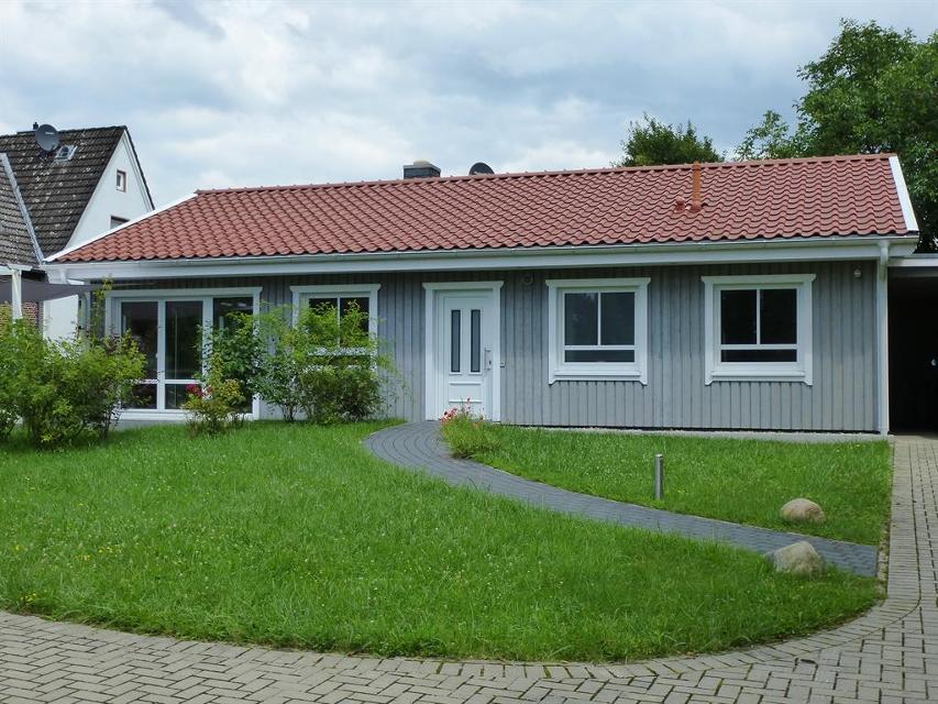 Einladendes Holzhaus in ruhiger zentraler Ortslage auf großzügigem Grundstück zur Alleinnutzung in Neuenkirchen.