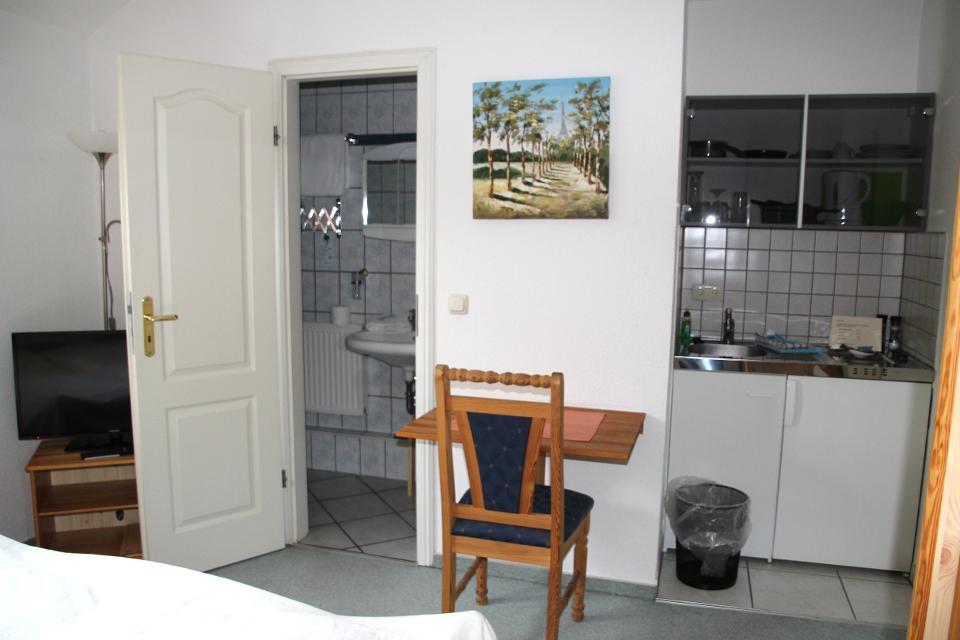 Das Bei Ulbrichs Hotel garni & Catering begrüßt Sie in Soltau.Freuen Sie sich auf Unterkünfte mit einem Garten und kostenfreiem WLAN sowie kostenfreie Privatparkplätze.Die Unterkünfte -Einzelzimmer-Doppelzimmer-Apartments- sind mit einem Flachbild-Sat-TV, einem Kühlschrank, einem Wasserkocher, eigenen Bad mit Dusche/WC und kostenlosen Pflegeprodukten versehen. In jedem Zimmer befindet sich zusätzlich noch eine gut ausgestattete Pantry-Küche.Je nach Kategorie sind die Einzelzimmer ab 59,-€ pro Nacht und die Doppelzimmer ab 79,-€ zu bekommen.Morgens stärken Sie sich im Bei Ulbrichs Hotel garni & Catering am reichlichem Frühstücksbuffet für 9,50 € pro Person. Unsere Sommerterrasse lädt an den Wochenenden zu selbstgebackenem Kuchen und leckeren Kaffeespezialitäten ein.Wir und unser freundliches Team freuen uns auf Sie!