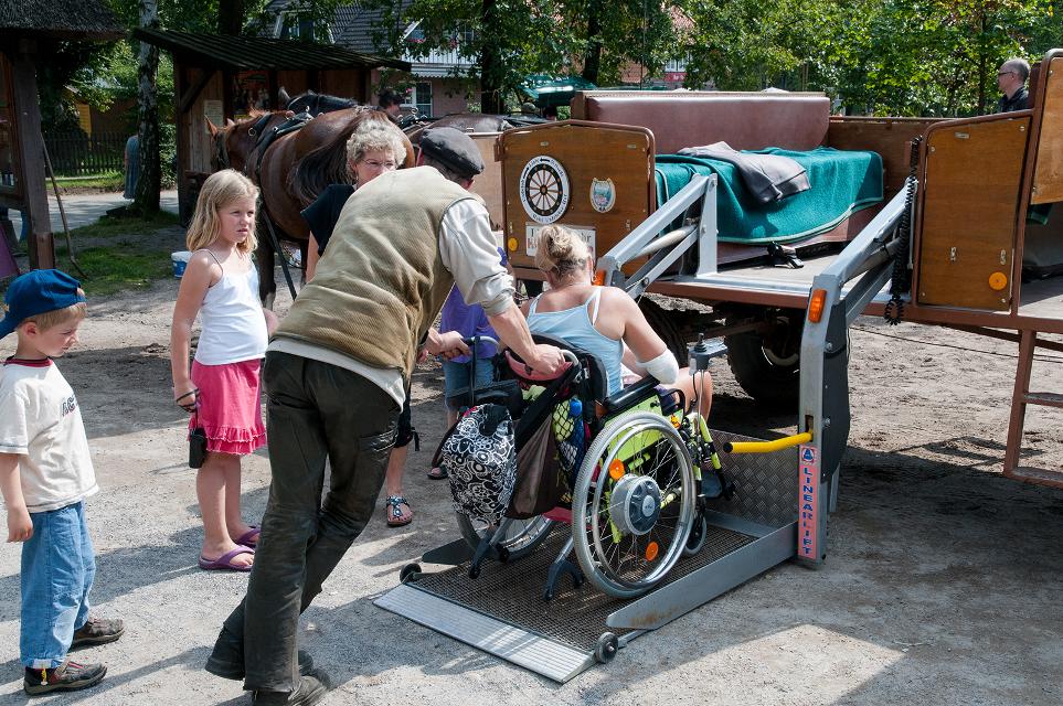 Der Undeloher Hof verfügt für Ihre Fahrt in die Heide auch über 2 Kutschen, die für Rollstuhlfahrer oder Gehbehinderte geeignet sind.