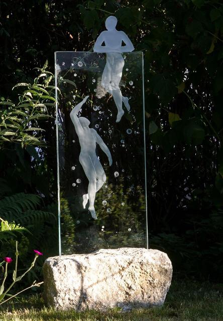Zum 12. Mal sind internationale Künstlerinnen und Künstler eingeladen, ab dem 27. August bis zum 18. September diesen Jahres ihre großformatigen Kunstwerke aus Glas unter dem Thema GLASPLASTIK UND GARTEN in den Parkanlagen der Stadt Munster in der Lüneburger Heide öffentlich auszustellen.