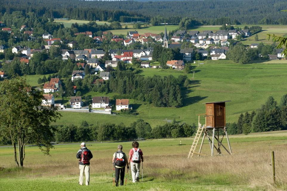 Eine Gruppe Wanderer läuft in Richtung Bischofsgrün.