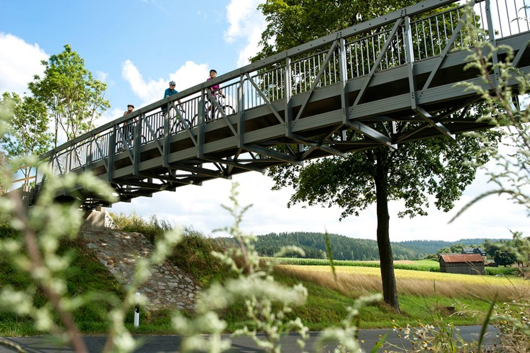    Der Brückenradweg Bayern-Böhmen ist 56 Km lang und führt zwischen Fichtelberg und der tschechischen Stadt Asch durch die Landschaft des Fichtelgebirges.