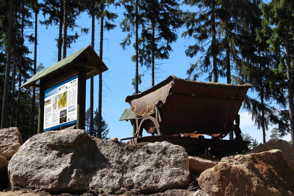 Der Zinnweg ist ein leichter Rundwanderweg auf Wald- und Forstwegen mit Infotafeln zum historischen Zinnbergbau. Der Weg verläuft im Ortsbereich auf befestigten Weg