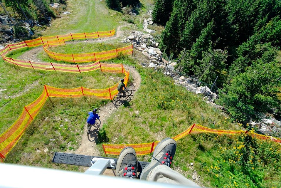 Die Freeride Strecke ist rund 2,3 Km lang und führt von der Bergstation auf 1.012 m Höhe über ca. 250 m Höhendifferenz zur Talstation Süd in Warmensteinach Fleckl.