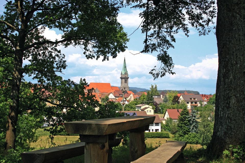 Am südlichen Rand des Naturparks Steinwald liegt die idyllische Stadt ­Erbendorf mit einer über 900jährigen Geschichte. Der beliebte Urlaubsort bietet Fremdenbetten für jeden ­Geschmack und jeden Geldbeutel.