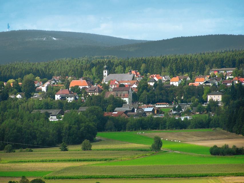 Mit den acht Gemeindeteilen umfasst die Gemeinde Neusorg, die um 1535 gegründet wurde und auch das „Tor zum Fichtelgebirge“ genannt wird, rund 2.000 Einwohner. Die Zugehörigkeit der Gemeinde Neusorg zum ­„Naturpark Fichtelgebirge“ und zum „Naturpark Steinwald“ ­dokumentiert den verbindenden Landschaftscharakter ­zwischen zwei bedeutenden ­Erholungsgebieten.