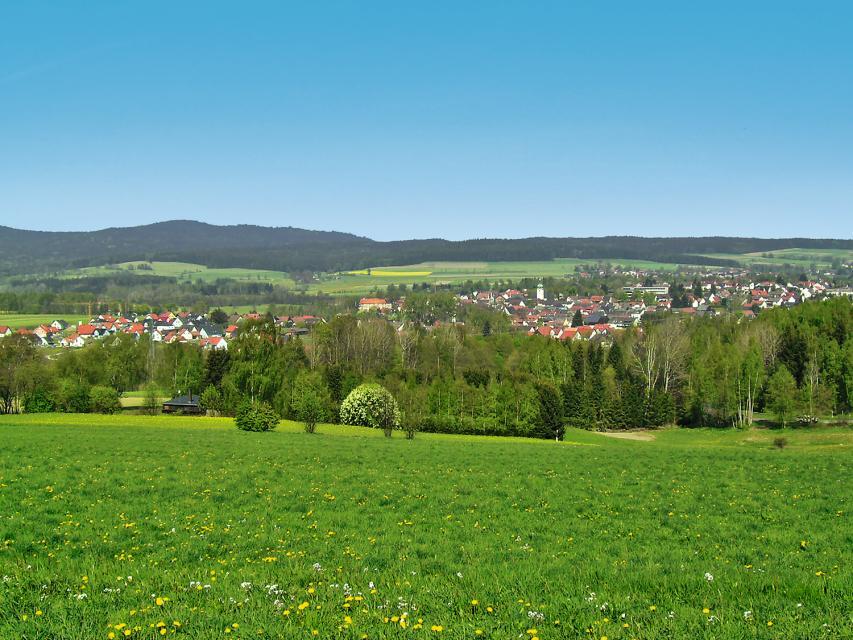 Waldershof, eine idyllische Kleinstadt ohne Hektik, aber mit vielen Grünflächen und Wäldern. Südliches Fichtelgebirge, so heißt die Gegend um Kösseine (939 m) und Steinwald (946 m).
