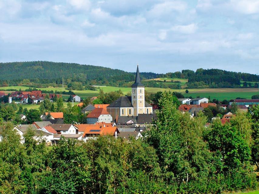 Kulmain liegt am nord­westlichen Rand der Oberpfalz, eingerahmt zwischen südlichem Fichtel­gebirge und den Ausläufern des Steinwaldes.