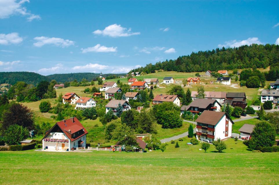 Willkommen im Grünen! Am Südhang des Ochsenkopfes liegt der Luftkurort Warmensteinach mit Oberwarmensteinach und Fleckl.
