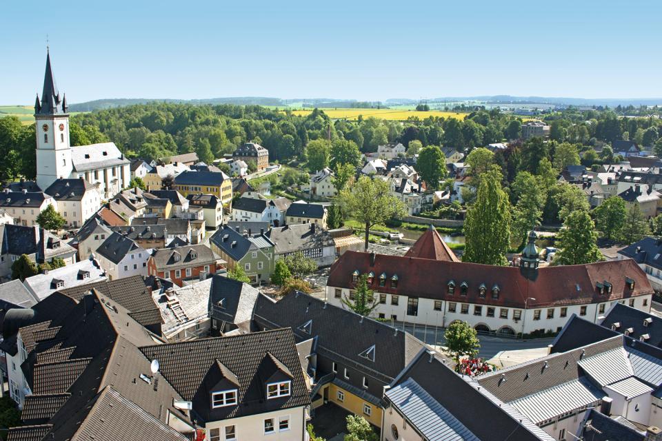 Schwarzenbach an der Saale – eine liebenswerte Stadt mit ca. 7.000 Einwohnern – liegt im nordöstlichen Fichtelgebirge am Fuße des Großen Kornbergs. Die Lage zwischen Frankenwald und Fichtelgebirge macht sie zum idealen Ausgangspunkt für Wanderungen und Radtouren.