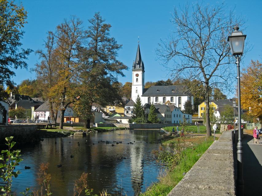 Schwarzenbach an der Saale – eine liebenswerte Stadt mit ca. 7.300 Einwohnern – liegt im nordöstlichen Fichtelgebirge am Fuße des Großen Kornbergs. Die Lage zwischen Frankenwald und Fichtelgebirge macht sie zum idealen Ausgangspunkt für Wanderungen und Radtouren.