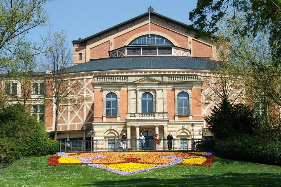 Nicht nur die Bayreuther Festspiele, Deutschlands ältestes und international bedeutendstes Opernfestival, werden alljährlich von Opernfans aus aller Welt besucht. Zahlreiche weitere Festivals von Klassik bis A Cappella und Jazz sowie einzigartige Sehenswürdigkeiten machen Bayreuth zum kulturellen Leuchtturm Frankens.