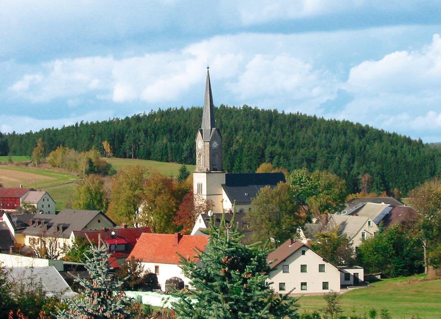 Die Gemeinde Höchstädt, im Herzen des Fichtelgebirges gelegen, wurde erstmals im Jahre 1298 urkundlich erwähnt. Die 1.200-Seelen-Gemeinde, mit ihrem langgezogenen Ortskern und vier Ortsteilen, hat einen eigenen Autobahnanschluss.