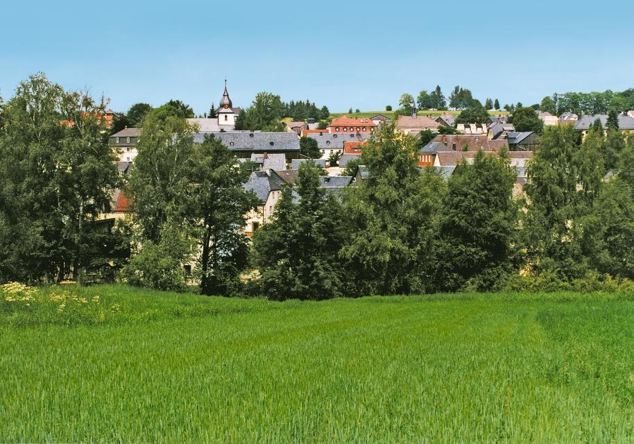 Am Oberlauf der Eger, wenige Kilometer von Weißenstadt mit See und Kuranlagen wie auch von der Kreisstadt Wunsiedel mit Fichtelgebirgsmuseum, Luisenburg-Festspielen und Felsenlabyrinth entfernt, liegt im geografischen Mittelpunkt des Fichtelgebirges die Gemeinde Röslau mit ihren kleinen Ortschaften.