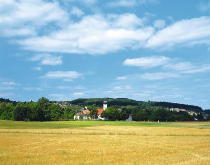 Schönwald hat eine Höhenlage von 610 – 718 m ü. N.N. und ca. 3.500 Einwohner.