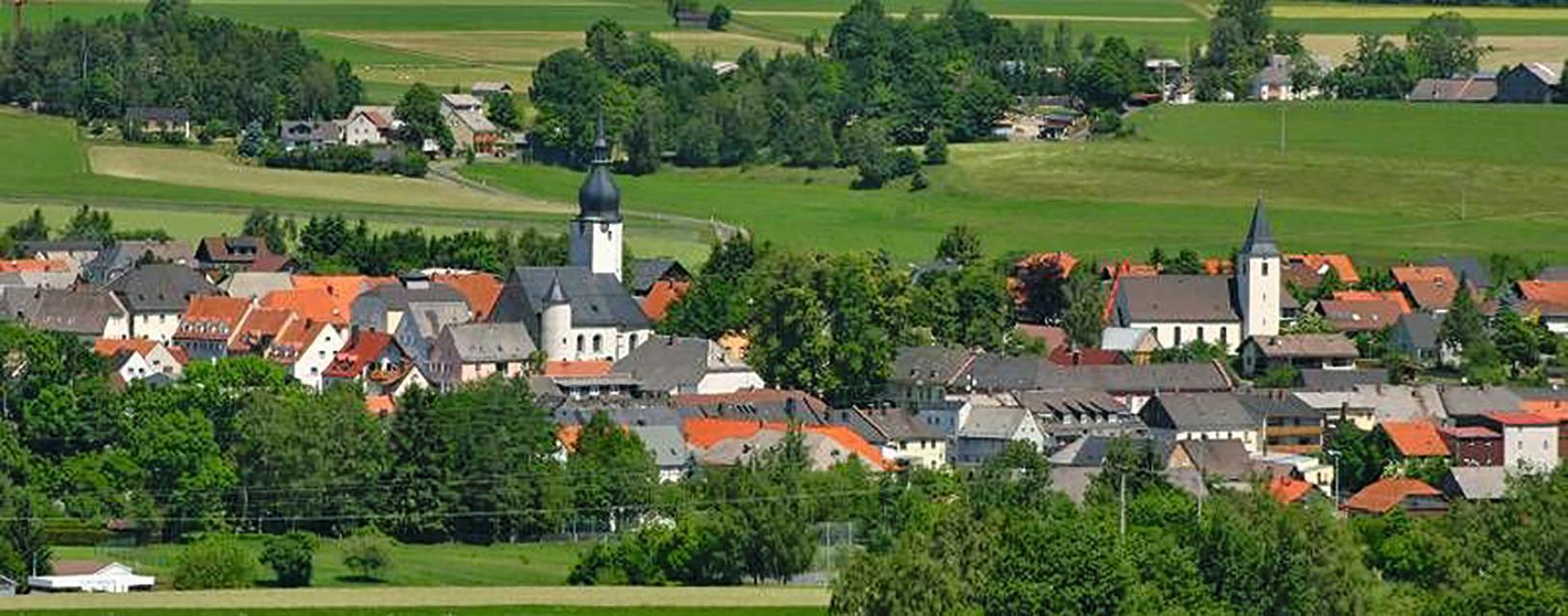 Thiersheim, mit seinen rund 2.000 Einwohnern, wurde 1182 erstmals ­urkundlich erwähnt. Der Ort liegt ­zentral im Landkreis Wunsiedel im Fichtelgebirge und hat einen eigenen Autobahn­anschluss.