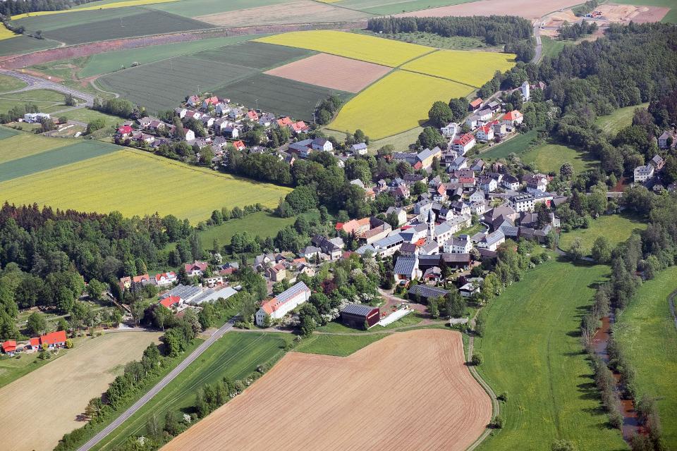 Der Markt Schirnding gehört zum oberfränkischen Landkreis Wunsiedel und befindet sich an der Grenze zu Tschechien (ehemaliger bedeutender Grenzübergang). Er liegt im Tal der Röslau.