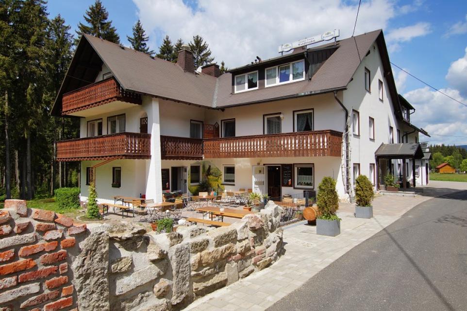 Der Gasthof-Pension Waldfrieden lockt mit bayerischer Küche von deftig bis fein, Regionales aus heimischen Wäldern und Feldern, Biergarten mit Wirtshaus-Schmankerln.