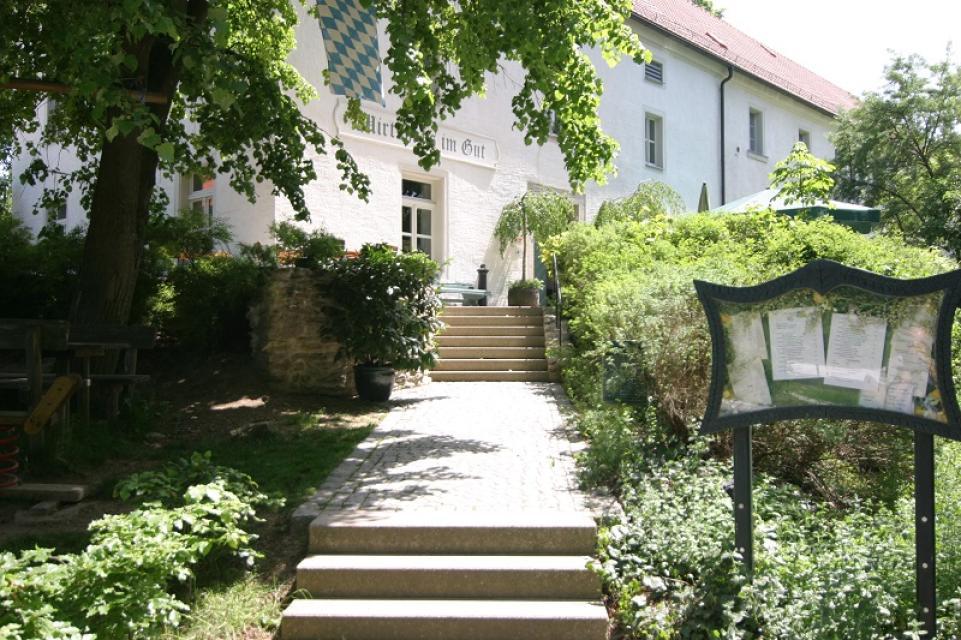 Herzlich willkommen im Wirtshaus Gläßl im Gut! Genießen Sie in unserem traditionsreichen Haus fränkisch-bayerische Gemütlichkeit in stilvoller Atmosphäre. 